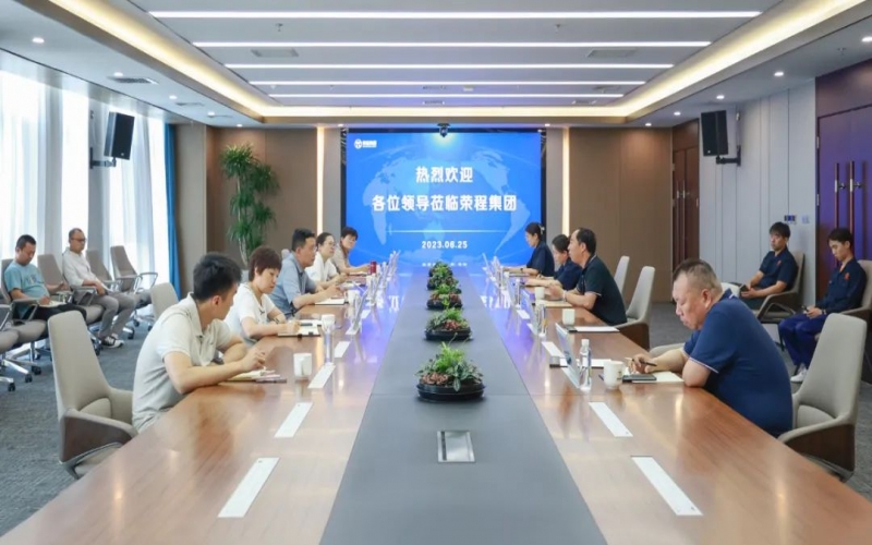 津南區(qū)副區(qū)長薛彤一行到訪榮程集團(tuán)就企業(yè)生產(chǎn)運行、科技攻關(guān)等調(diào)研服務(wù)