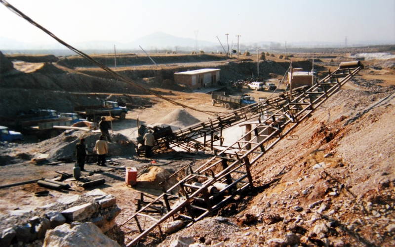 1994年，設(shè)立順達(dá)冶金原料廠走上實(shí)業(yè)報國之路