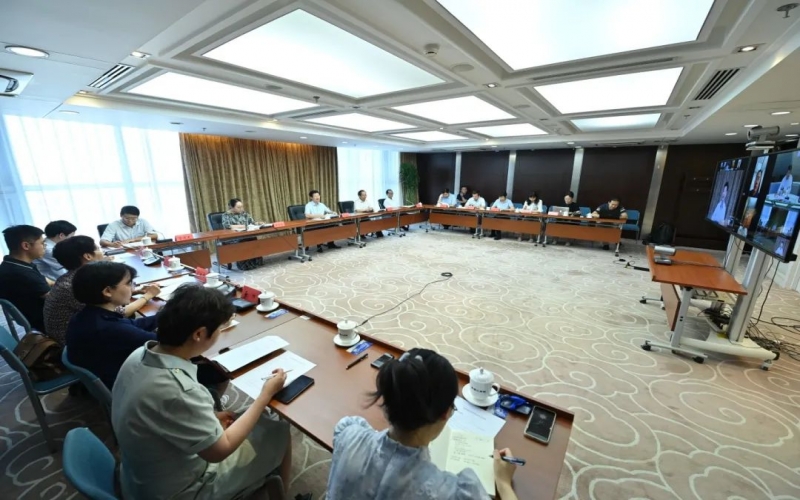 中國民營經(jīng)濟(jì)研究會舉行半年度經(jīng)濟(jì)形勢分析會 榮程集團(tuán)董事會主席張榮華出席并作重點(diǎn)發(fā)言