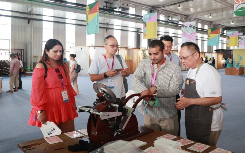 非遺市集開(kāi)幕第二天！讓非遺走進(jìn)生活，“遺”起潮玩