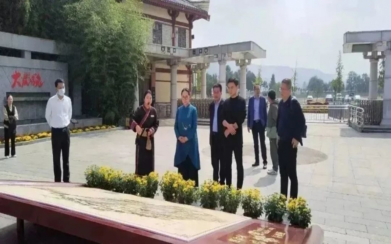 全國人大代表、中國民間商會副會長、全聯(lián)女企業(yè)家商會會長、天津榮程祥泰集團(tuán)董事會主席張榮華到靈寶市考察傳統(tǒng)文化保護(hù)傳承