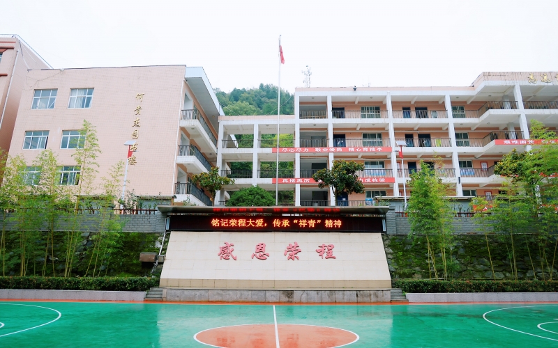 十七年深情伴成長(zhǎng)，十五載回訪續(xù)華章 —— 榮程集團(tuán)董事會(huì)主席張榮華一行回訪略陽(yáng)榮程中學(xué)